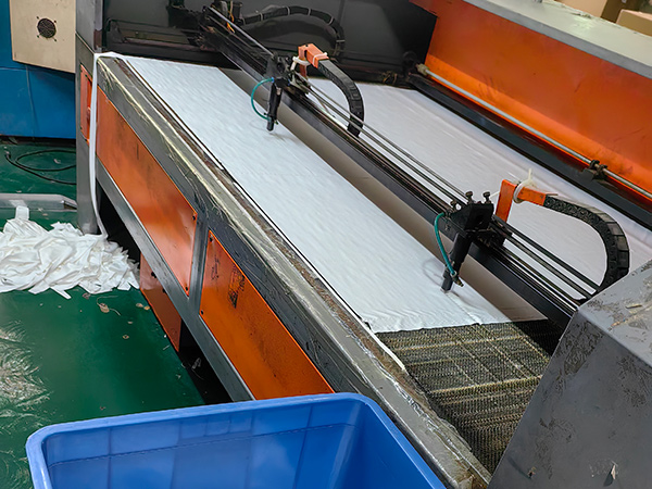 無塵布激光分切車間