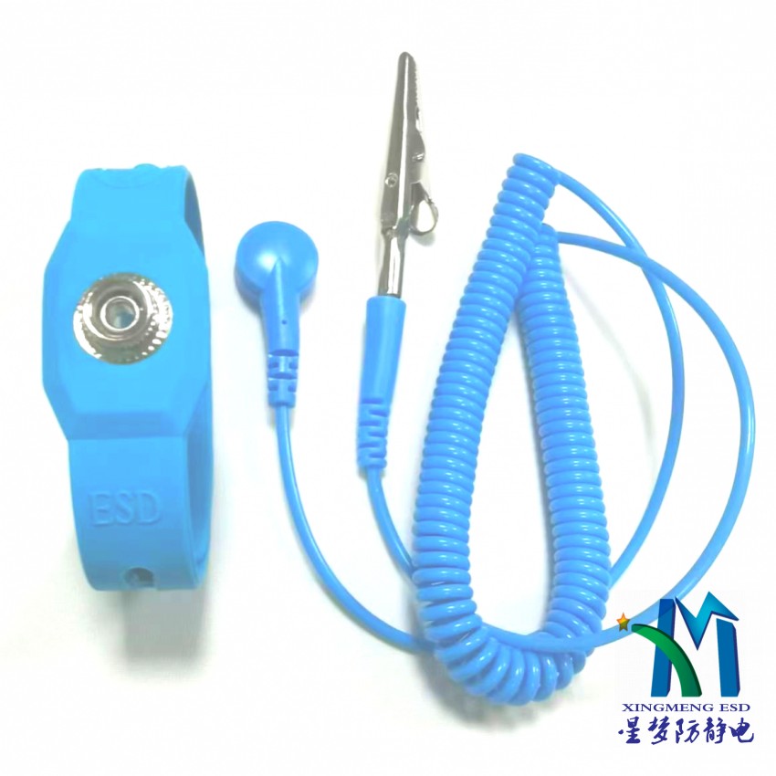 星夢(mèng)防靜電高品質(zhì)硅膠材料防靜電手腕帶高效防靜電耐用防汗多款可選東莞市星夢(mèng)防靜電制品有限公司是一家專業(yè)從事防靜電產(chǎn)品、無(wú)塵凈化用品生產(chǎn)、開發(fā)、銷售于一體的高新技術(shù)企業(yè)，其硅膠防靜電手腕帶產(chǎn)品具有獨(dú)特的特性和廣泛的應(yīng)用場(chǎng)景。以下是對(duì)該公司硅膠防靜電手腕帶產(chǎn)品的詳細(xì)介紹：  一、產(chǎn)品概述 硅膠防靜電手腕帶是東莞市星夢(mèng)防靜電制品有限公司的主打產(chǎn)品之一，采用高品質(zhì)硅膠材料制成，具有良好的導(dǎo)電性能和舒適的佩戴體驗(yàn)。該手腕帶設(shè)計(jì)合理，能夠緊密貼合手腕，確保靜電的有效導(dǎo)出，保護(hù)電子元器件免受靜電損害。  二、產(chǎn)品特性 高效導(dǎo)電：硅膠防靜電手腕帶采用優(yōu)質(zhì)導(dǎo)電材料，能夠迅速將人體產(chǎn)生的靜電導(dǎo)入大地，保護(hù)敏感電子元